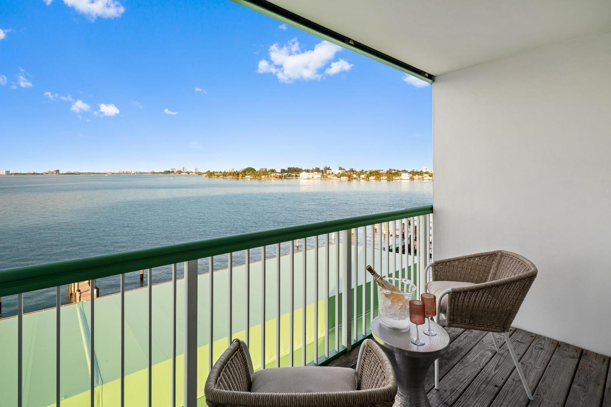 Best Western On The Bay Inn&Marina North Bay Village Exterior foto