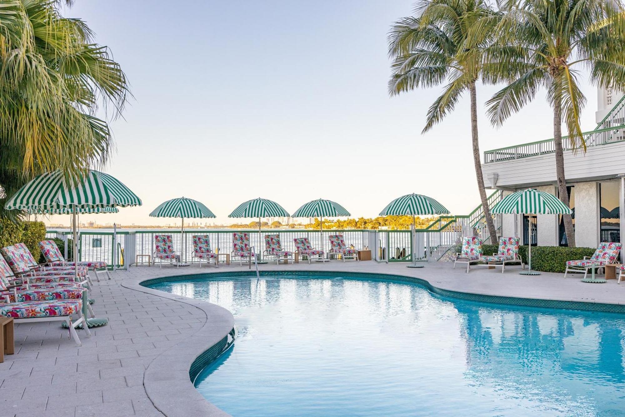 Best Western On The Bay Inn&Marina North Bay Village Exterior foto
